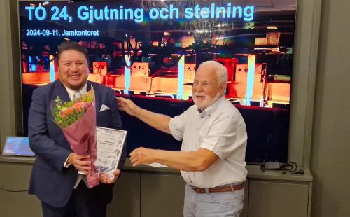 : Hasse Fredriksson överräcker blommor till 2022 års pristagare Pavel Ernesto Ramirez Lopez