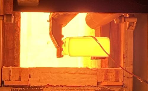 Uppvärmd ämnesplåt med termoelement borttagna från elektrifierad ugn vid Swerims pilotanläggning i Luleå.