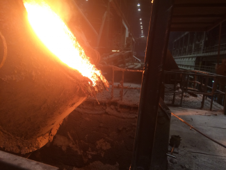 Pouring metall from vat